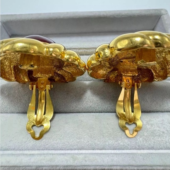 Chanel Red Gripoix & Gold Vintage Clip-on Earrings - Picture 10 of 11